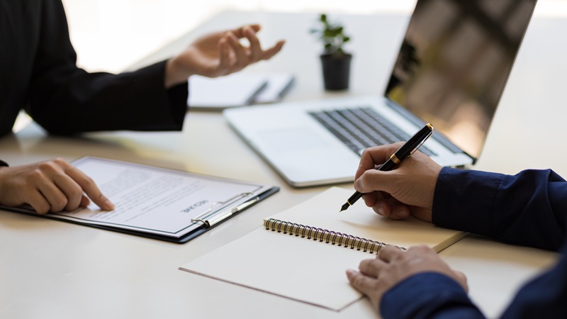 仕事の相談をしている写真