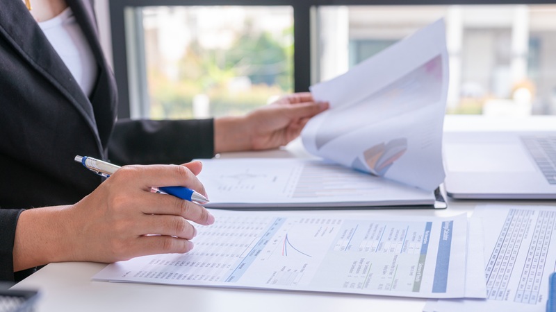 補助金等の資料をまとめている写真